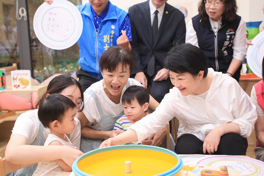 盧市長與孩子開心互動